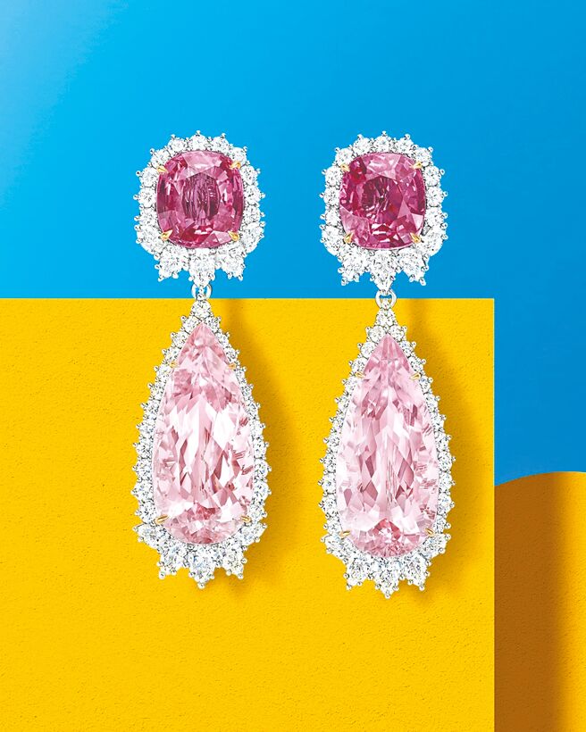 海瑞温斯顿粉色蓝宝色和红色尖晶石耳环，对比色调更加光彩夺目。（Harry Winston提供）