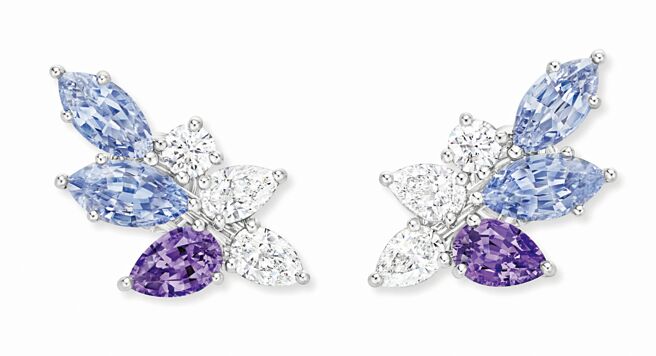 海瑞温斯顿Cluster系列深浅蓝宝石和紫色刚玉钻石耳环。（Harry Winston提供）