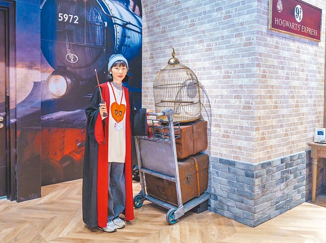 日本哈利波特周边商品专卖店「Harry Potter - Mahou Dokoro」首间海外常设型店铺的「九又四分之三月台」超还原，可穿着巫师袍打卡拍照。（吴松翰摄）