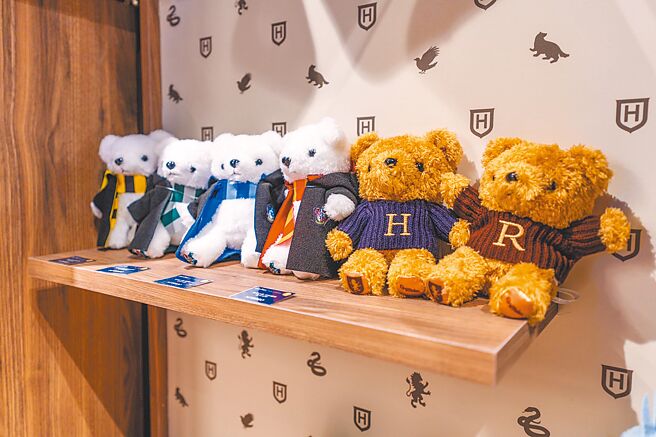 日本哈利波特周边商品专卖店「Harry Potter - Mahou Dokoro」首间海外常设型店铺推出限定的绒毛小熊，共有6款，980元。（吴松翰摄）