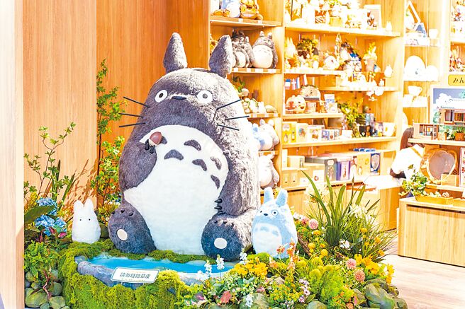 橡子共和国的「池塘畔的大龙猫与中、小龙猫」全台首次亮相，成为超萌必拍打卡点。（吴松翰摄）