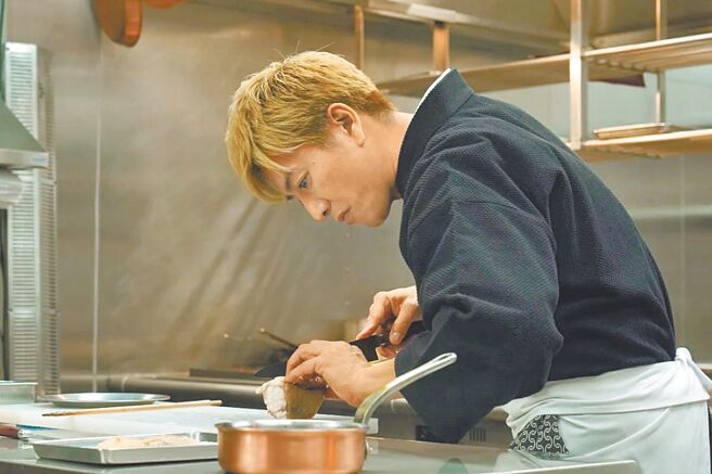 木村拓哉在《型男主厨三星梦：巴黎篇》中再度化身天才主厨。（采昌提供）