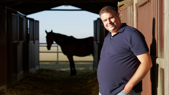 英噁男預謀性侵母馬！認逼牆角「整手強插」 遭判監禁