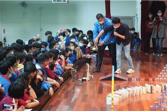 「兩種尖叫聲」的課堂：骨牌倒下的驚呼、完成任務的歡呼