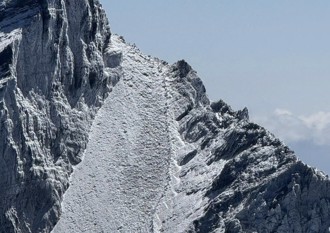 玉山2人遭雪埋 雪羊怒轟「垃圾條例」：大封山時代最噁心遺毒