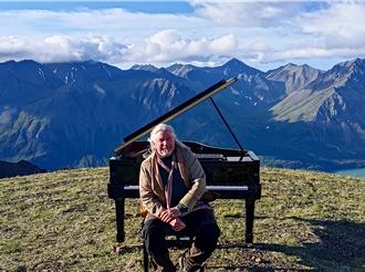 馬修連恩盼40年終圓夢　登北美第二高峰「6千公尺高」演奏鋼琴