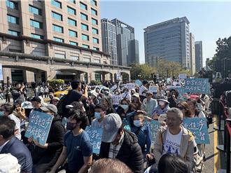 影》民眾黨宣講發「薪資袋」轟民進黨吃香喝辣：還錢！