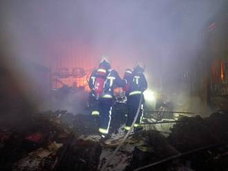 基隆鐵皮違建火警波及無辜機車行　濃煙猶如煙囪竄天際