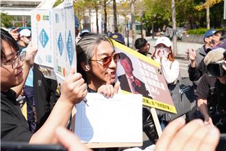 史書華鬧場民眾黨　推擠間摔跤怒衝警局提告