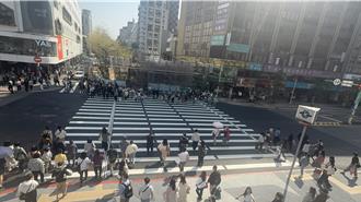 中山商圈20米宽斑马线人车抢道 交通局：调整号志秒数