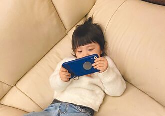兒童盯3C多1小時 近視風險大增2成
