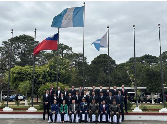  国安局特勤中心首度组团赴海外，与瓜国总统府行政事务暨安全局 进行特勤维安训练交流。
（中央社）