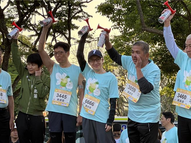 副总统萧美琴（右三）今天到花莲参加瑞穗乡柚花追香路跑活动，并为21公里赛事跑者鸣枪。（罗亦晽摄）