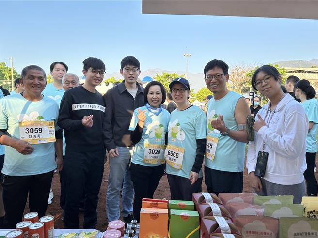 副总统萧美琴（右三）今天到花莲参加瑞穗乡柚花追香路跑活动，开跑前到一旁市集参观、品嚐在地农特产品。（罗亦晽摄）