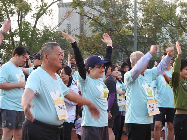 副总统萧美琴（前右二）今天到花莲参加瑞穗乡柚花追香路跑活动，与跑者一起做热身操。（罗亦晽摄）