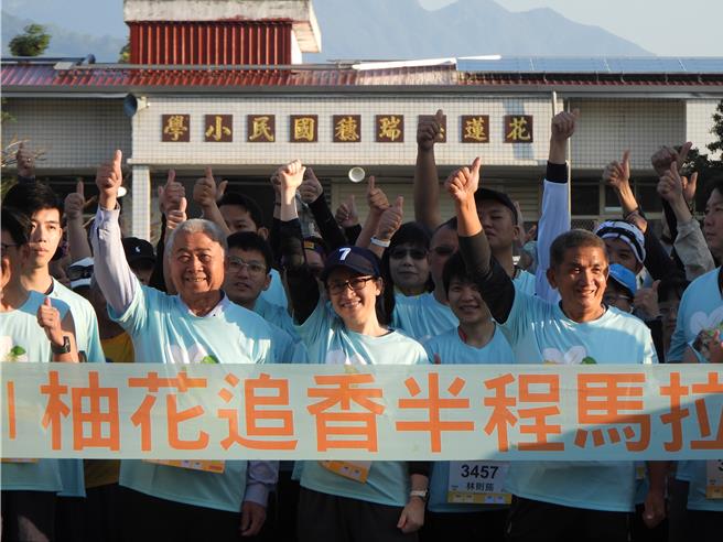 第7届花莲瑞穗乡柚花追香路跑活动今天上午6时开跑，副总统萧美琴（前右三）参加6公里赛事。（罗亦晽摄）