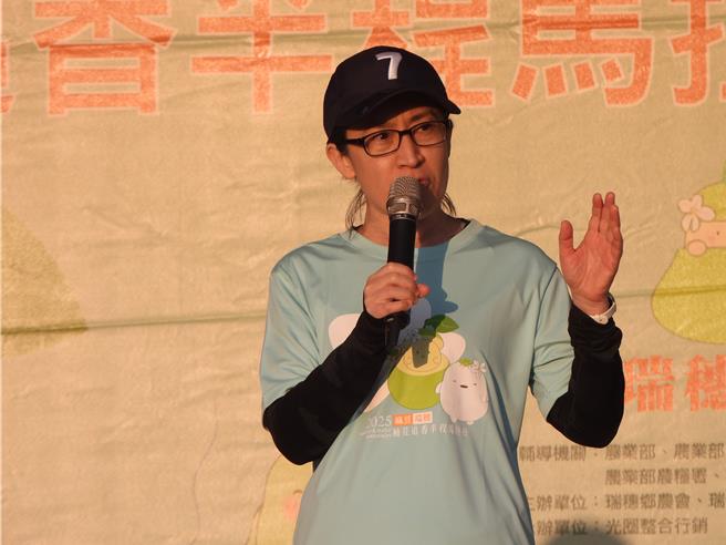 副总统萧美琴（右三）今天到花莲参加瑞穗乡柚花追香路跑活动，鼓励参赛选手完赛后可以到当地品嚐优质的农产品。（罗亦晽摄）