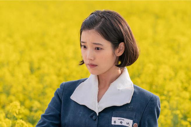 IU在《苦尽柑来遇见你》中饰演自信又勇敢的叛逆少女。（Netflix提供）