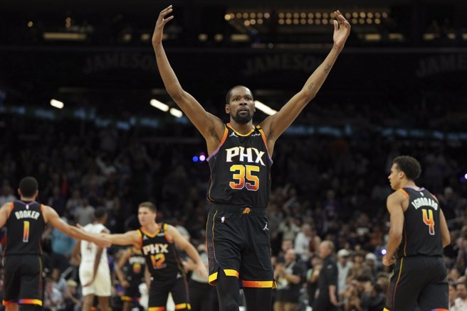 杜兰特今年夏天究竟会跳槽哪里呢？(美联社资料照)