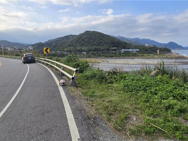 42岁许姓男子昨天骑重机行经台11线花莲丰滨乡时，不明原因在弯道自撞路边护栏滚落3米深斜坡后，经送医抢救伤重不治。（民眾提供／罗亦晽花莲传真）