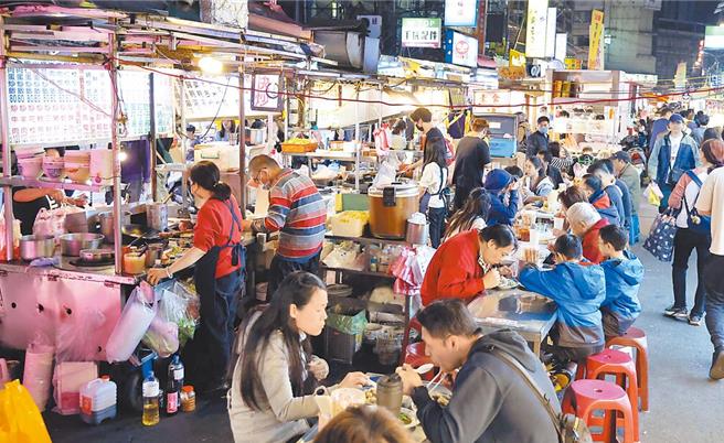 电价费率审议会将登场，民生电价级距将再次调整，用愈多电费调愈高。图为板桥湳雅夜市灯火通明挤满人潮。（姚志平摄）