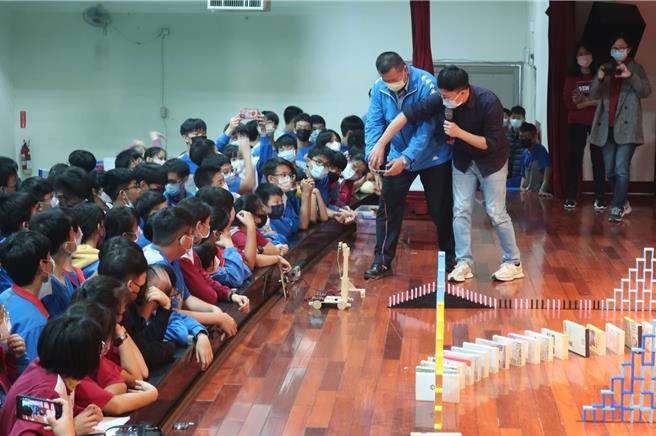 斗六國中每年都會舉辦骨牌全校比賽，林平勺（右）正在教導骨牌機關，激發學生的學習。（教育部提供／林縉明台北傳真）