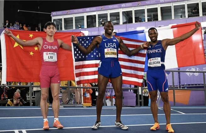 在2025年南京室内田径世锦赛男子60米栏决赛中，21岁的中国刘俊茜（左）表现出色，以7秒55的成绩夺得铜牌。（新华社）