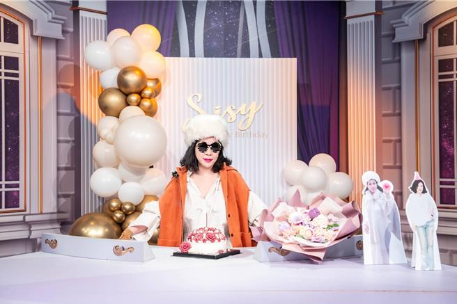 陳文茜22日在棚內慶生。（TVBS提供）