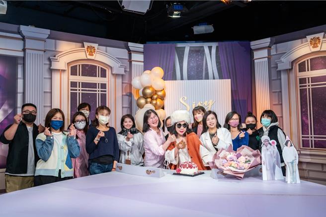 節目組的眾人22日替陳文茜慶生。（TVBS提供）