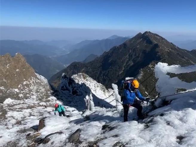 玉山日前受大陸冷氣團影響降下3月雪，積雪達15公分，近日天氣放晴，山區步道仍有殘雪和結冰情況。（玉管處提供／潘虹恩南投傳真）