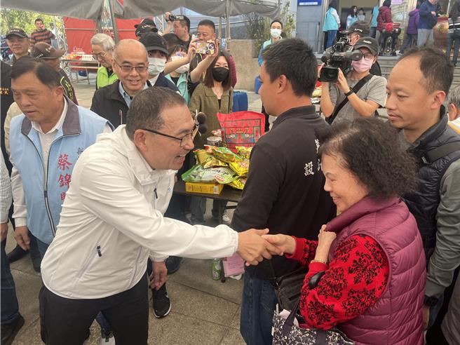 新北市长侯友宜今前往淡水公墓视察祭祀服务。（吕健豪摄）