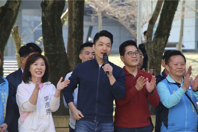 大罷免潮遍地開花，台北市長蔣萬安23日出席南港區國民黨黨員慶生會，與藍委李彥秀(左一)再度同台。蔣萬安(左二)致詞表示，李彥秀服務南港區26年，並細數政績，直呼這麼好的立委我們要做她的後盾。（翻攝國民黨立委李彥秀臉書）