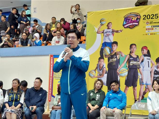 新北市副市长刘和然今（23）日出席2025全国国民小学篮球锦标赛开幕典礼会后受访表示，他出席主要是不满民进党的大罢免手段，用少数人去否定前次选举大多数人的支持，同时力挺遭罢的6名立委。（陈慰慈摄）