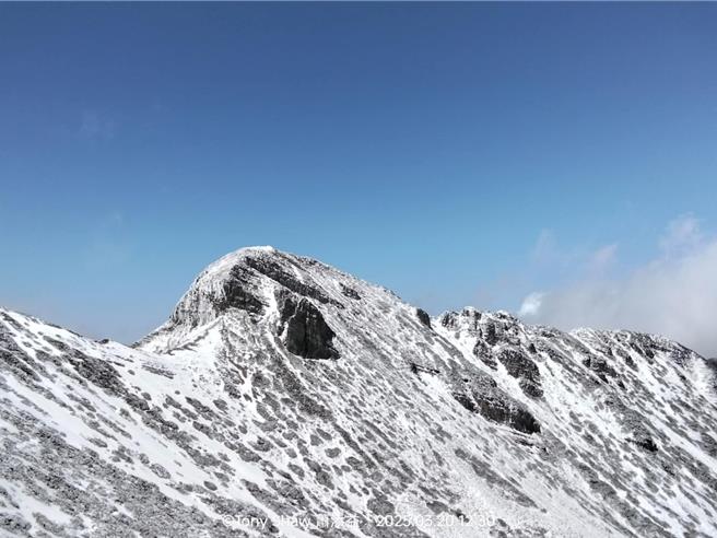 雪霸国家公园管理处根据保育志工与山友近期回报雪况，雪山顶积雪约20公分。（山友萧添益提供／谢明俊苗栗传真）