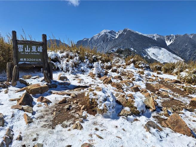 雪霸国家公园管理处根据保育志工与山友近期回报雪况，雪山顶积雪约20公分。（雪管处提供／谢明俊苗栗传真）