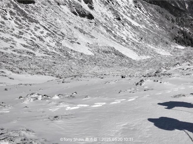 雪山圈谷发生一起外国友人于雪山线10.7K滑落约50公尺的意外，雪管处提醒山友如果没把握，请回头下山。（山友萧添益提供／谢明俊苗栗传真）