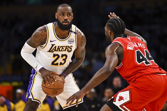 詹姆斯23日宣告伤癒復出，湖人却惨输公牛31分。(路透)