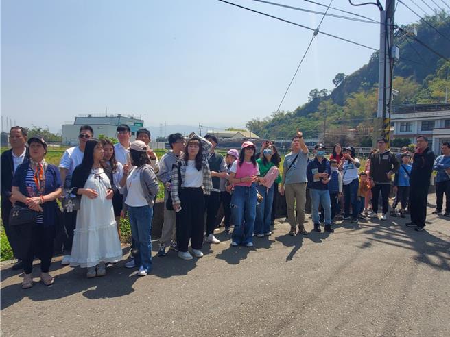 桃竹苗民眾专程搭游览车到林内乡欣赏紫斑蝶迁徙的生态景象。（周丽兰摄）