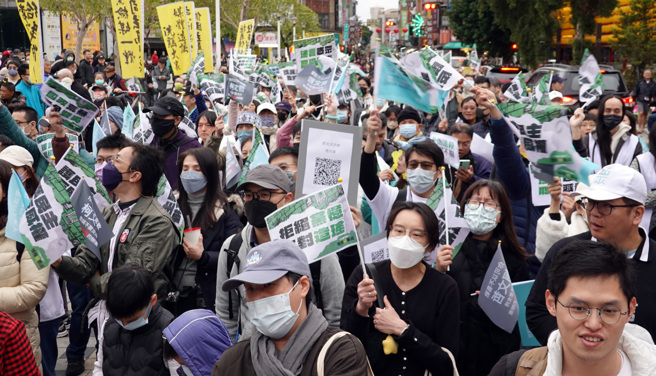 图为公民自主发起的「护民主反威权」扫除绿卫兵誓师大会，抗议民进党施政无能，并用大罢免引发纷争。（资料照／姚志平摄）