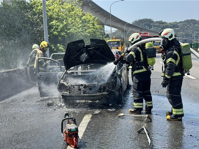 今日上午国道1号杨梅路段北向69.2公里，外线车道突现1辆火烧车，该车不明原因起火，所幸无人员伤亡。（国道警察局提供）