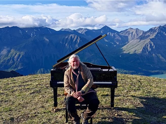 马修连恩极限挑战在洛根山演奏钢琴。（独一无二娱乐文化提供）