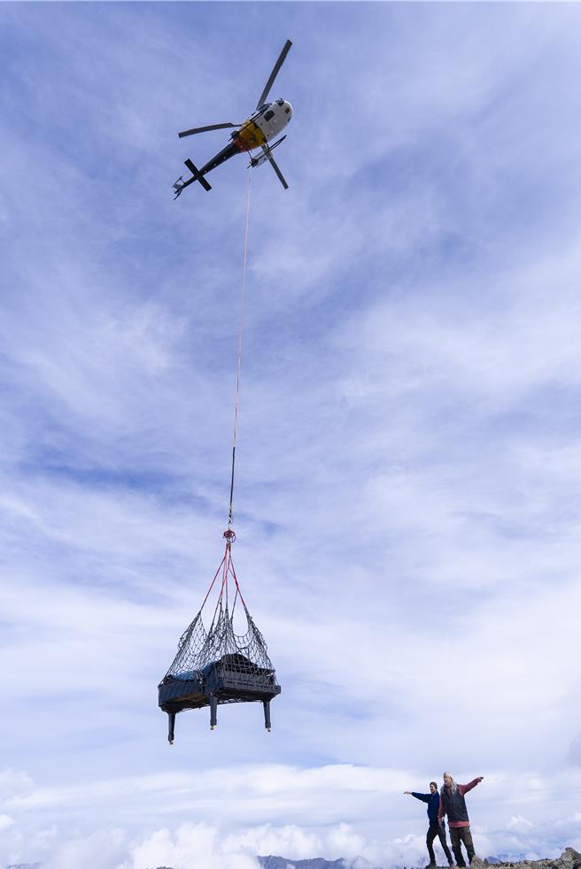 马修连恩极限挑战在洛根山演奏钢琴。（独一无二娱乐文化提供）