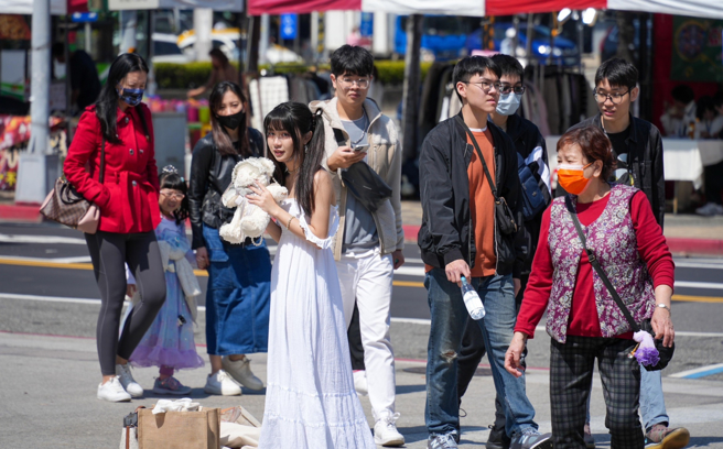 路上一票年轻人流行穿「合成皮衣」外套。（示意图，记者罗永铭／摄影）