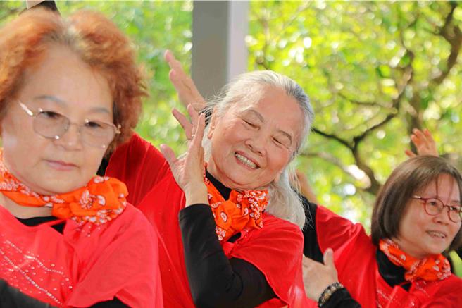 各社区舞蹈班使出浑身解数，脸上有满满自信与阳光笑容。(民雄乡公所提供／吕妍庭嘉义传真)