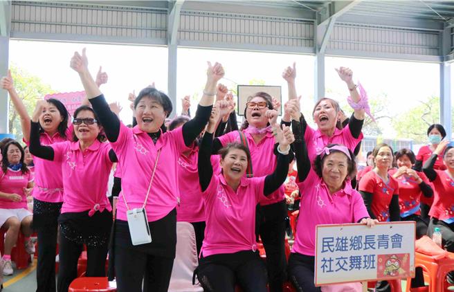 各社区舞蹈班大声加油比拚，场面热闹。(民雄乡公所提供／吕妍庭嘉义传真)