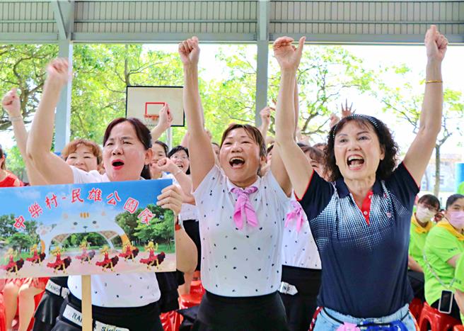 各社区舞蹈班大声加油比拚，场面热闹。(民雄乡公所提供／吕妍庭嘉义传真)