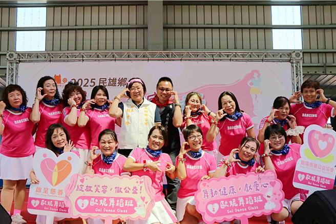 欧妮舞蹈班团员们绽放笑容之余也做公益。(民雄乡公所提供／吕妍庭嘉义传真)