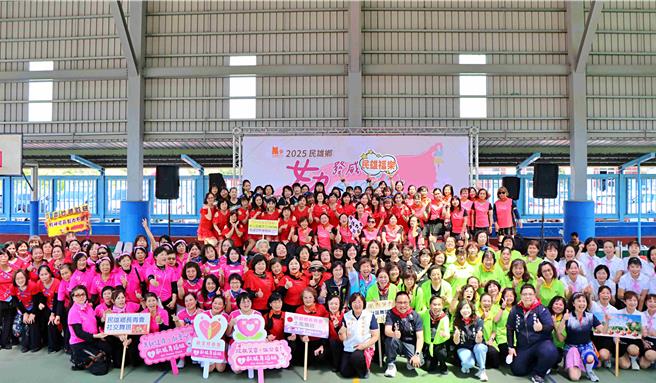 年纪横跨30岁到80多岁女性乡亲大跳「台湾尚勇」组曲大会舞。(民雄乡公所提供／吕妍庭嘉义传真)