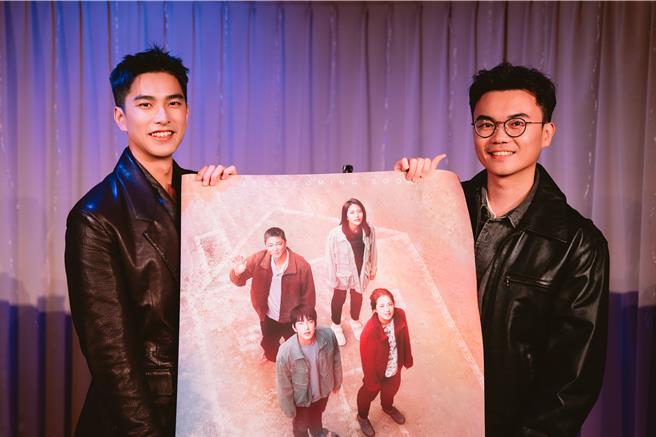 曾敬骅（左）与潘客印带着知名设计师方序中操刀之国际版海报前往大阪亚洲电影节。（牵猴子提供）