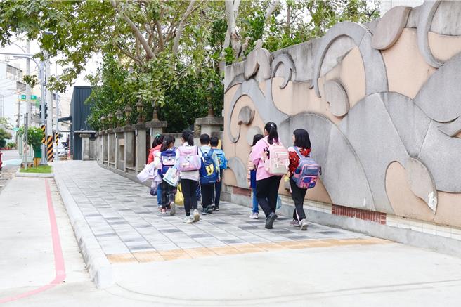 高雄市仁武区八卦国小通学步道近期完工，透过公民参与机制，结合地方居民、家长与专家学者的意见，共同打造符合社区需求的安全通行环境。（高雄市政府教育局提供／林雅惠高雄传真）